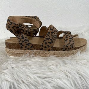 universal thread cheetah sandals